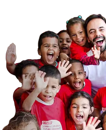 Дети в футболках Colgate машут и улыбаются